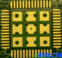 這個通孔的設(shè)計(jì)勉強(qiáng)可以接受，只剩下正中間一個通孔沒有塞孔，而且孔徑也變小了。