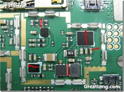 圖中顯示一塊電路板使用這種屏蔽夾(shielding clip)的實例。基本上我們在彎角的地方都設計擺放了一個屏蔽夾，這樣可以讓作業員比較方便安裝屏蔽罩(shielding can)時的對位準確。然后在其他沒有屏蔽夾的地方也設計了一些接地的布線，一來可以稍微提升屏蔽罩的電磁隔絕能力，另一方面也可以為屏蔽夾無效時，馬上可以更改為屏蔽框，而無需要重新設計電路板。