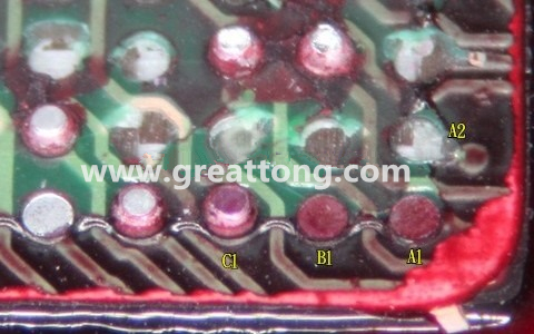 下圖是紅墨水測(cè)試后將PCB板子拿回來(lái)側(cè)一個(gè)角度拍攝的照片，就可以很清楚的看到錫球黏在PCB端，或不在PCB端。